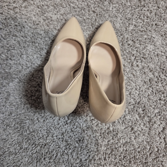 Classic Women's Patent Pointed-Toe Pumps in Nude - Picture 5 of 13